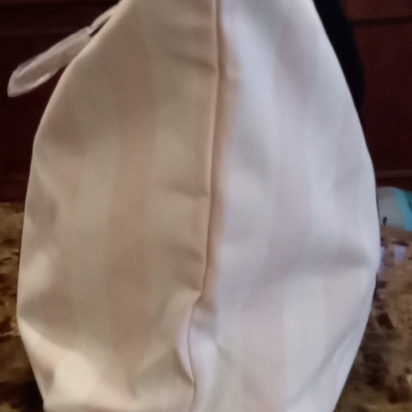 ( LAST ONE) Victoria Secret Large Travel Bag.. - Picture 3 of 15